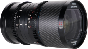800q-05_123923 Sirui Anamorphic Lens Saturn 35mm 1.6x T2.9 Carbon Fiber FF (X-mount, Blue Flare) -objektiivin lähikuvassa korostuvat sen kuvioitu kahva, aukon ja tarkennuksen merkinnät sekä suuri lasinen etuelementti, jonka selkeät 35mm, T2.9 ja 1.6x FF-ominaisuudet näkyvät.