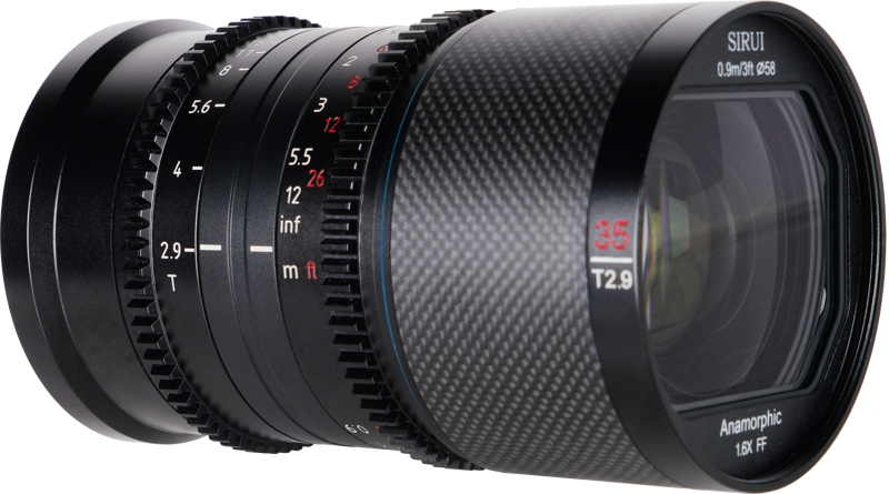 800q-05_123923 Sirui Anamorphic Lens Saturn 35mm 1.6x T2.9 Carbon Fiber FF (X-mount, Blue Flare) -objektiivin lähikuvassa korostuvat sen kuvioitu kahva, aukon ja tarkennuksen merkinnät sekä suuri lasinen etuelementti, jonka selkeät 35mm, T2.9 ja 1.6x FF-ominaisuudet näkyvät.
