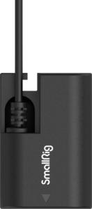 800q-05_124336 SmallRig 4252 D-Tap to LP-E6NH Dummy Battery Power Cable, musta, näkyy kuvassa virtajohto kiinnitettynä vaaleanharmaalla taustalla. SmallRigin logo ja valkoinen nuoli näkyvät sovittimen etupuolella.