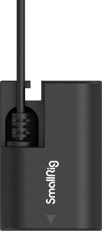 800q-05_124336 SmallRig 4252 D-Tap to LP-E6NH Dummy Battery Power Cable, musta, näkyy kuvassa virtajohto kiinnitettynä vaaleanharmaalla taustalla. SmallRigin logo ja valkoinen nuoli näkyvät sovittimen etupuolella.