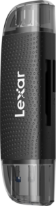 Lexar LRW310U -kortinlukija Dual Slot USB-A/C on musta läpinäkyvillä päätykappaleilla, siinä on valkoinen Lexar-logo ja sivussa näkyvät SD- ja microSD-korttipaikat.