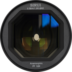 800q-05_125043 Lähikuva Sirui Anamorphic Lens Venus 1.6x FF 150mm T2.9 E-Mount -objektiivin etuelementistä, heijastukset ja merkinnät 0.58m/1.9ft tarkennusetäisyydelle, 82mm suodatinkoolle ja FF 1.6X anamorfiselle spekseille näkyvissä.