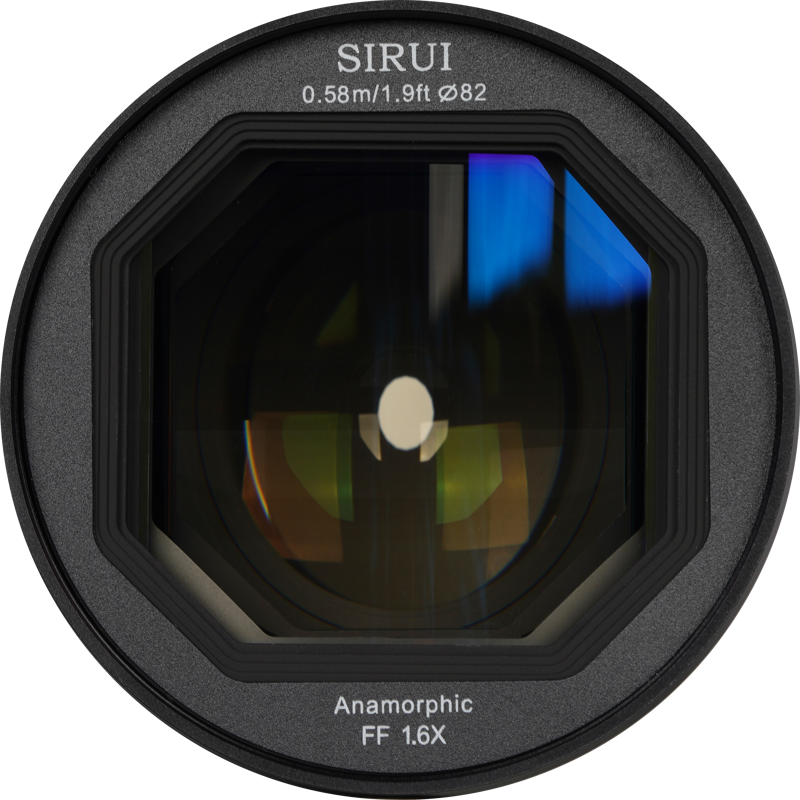 800q-05_125043 Lähikuva Sirui Anamorphic Lens Venus 1.6x FF 150mm T2.9 E-Mount -objektiivin etuelementistä, heijastukset ja merkinnät 0.58m/1.9ft tarkennusetäisyydelle, 82mm suodatinkoolle ja FF 1.6X anamorfiselle spekseille näkyvissä.