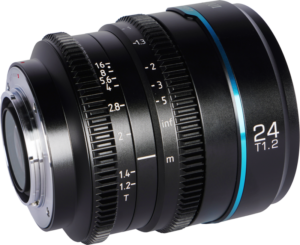 800q-05_125064 Lähikuva Sirui Cine Lens Nightwalker S35 24mm T1.2 E-Mount - Black -objektiivista, jossa näkyy valkoiset ja siniset merkinnät, säätörenkaat sekä kaiverrettu tarkennus- ja aukkoasteikko.