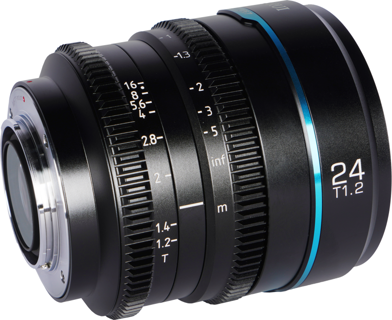 800q-05_125064 Lähikuva Sirui Cine Lens Nightwalker S35 24mm T1.2 E-Mount - Black -objektiivista, jossa näkyy valkoiset ja siniset merkinnät, säätörenkaat sekä kaiverrettu tarkennus- ja aukkoasteikko.