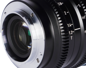 800q-05_125072 Lähikuva Sirui Cine Lens Nightwalker S35 35mm T1.2 E-Mount - Black -objektiivin takapuolelta, jossa korostuvat sen metallinen kiinnitys, lasielementti sekä tarkennus- ja aukkomerkinnät tynnyrissä.
