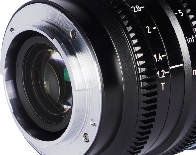 800q-05_125072 Lähikuva Sirui Cine Lens Nightwalker S35 35mm T1.2 E-Mount - Black -objektiivin takapuolelta, jossa korostuvat sen metallinen kiinnitys, lasielementti sekä tarkennus- ja aukkomerkinnät tynnyrissä.