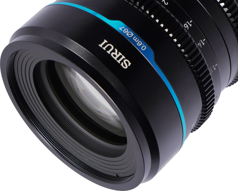 800q-05_125080 Sirui Cine Lens Nightwalker S35 55mm T1.2 E-Mount - musta lähikuva, jossa korostuvat yksityiskohtaiset tarkennus- ja aukkomerkinnät, sininen aksenttirengas ja etulinssin lasielementti.