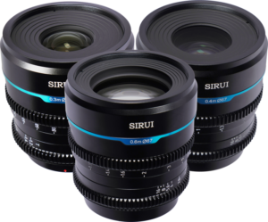 800q-05_125088 Sirui Cine Lens Nightwalker S35 Kit 24/35/55mm T1.2 E-Mount - Black sisältää kolme kameran objektiivia, joissa on siniset korostusrenkaat, jotka on järjestetty yhteen vaalealle taustalle ja joissa näkyy niiden polttoväli- ja aukkomerkinnät.