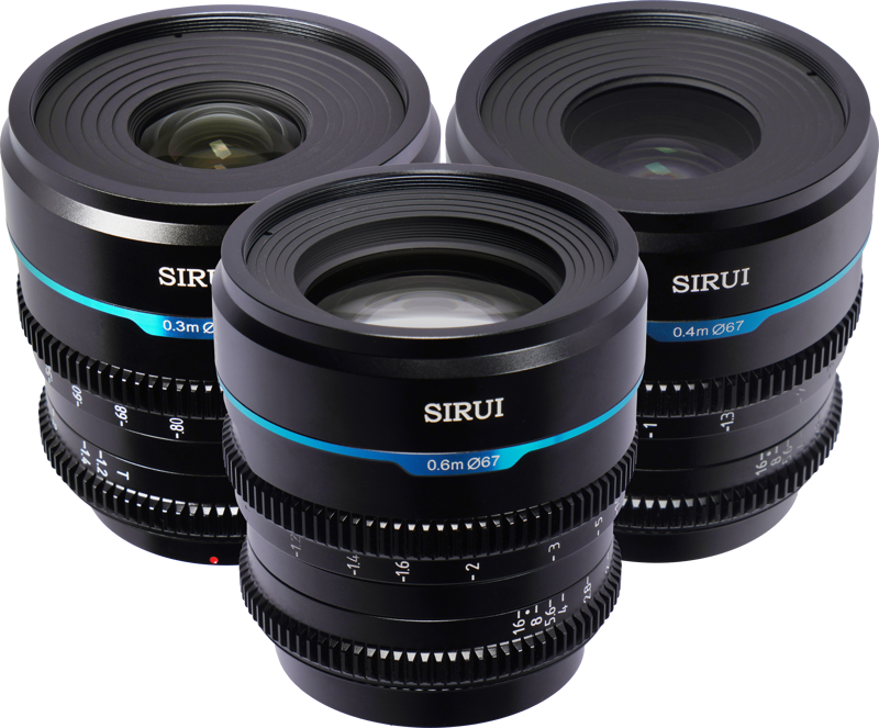800q-05_125088 Sirui Cine Lens Nightwalker S35 Kit 24/35/55mm T1.2 E-Mount - Black sisältää kolme kameran objektiivia, joissa on siniset korostusrenkaat, jotka on järjestetty yhteen vaalealle taustalle ja joissa näkyy niiden polttoväli- ja aukkomerkinnät.