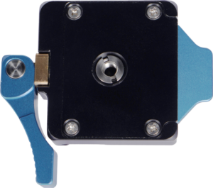 800q-05_125170 Lähikuva Sirui Quick Release Clamp QC-38 -pikalevystä, jossa on sininen lukitusvipu ja neljä kulmaruuvia valkoista taustaa vasten.