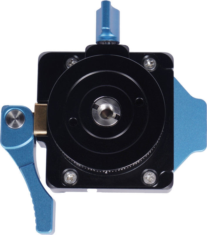 Lähikuva Sirui Quick Release Clamp with Panning QC-38P -pikakiinnittimestä, jossa on musta ja sininen metallirunko, pyöreä keskus, ruuvit kulmissa ja kaksi sinistä vipua kummallakin puolella, eristettynä valkoiselle taustalle.