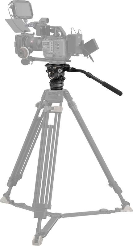 800q-05_127160 SmallRig 4287 Professional Video Head PH8 -videopää on kuvassa täysin asennettuna jalustalle, jossa on pidennetyt jalat ja säädettävä nestepää sekä panoraamakahva, valmiina kuvaamiseen valkoista taustaa vasten.