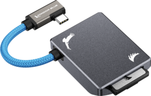 Harmaa ANGELBIRD Kondor Blue CFexpress B Recording Module -kortinlukija, jossa on sininen punottu USB-C-kaapeli, molemmissa valkoinen lintulogo ja SD-kortti osittain asetettu.