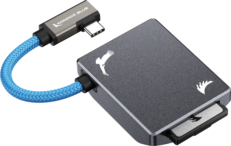 Harmaa ANGELBIRD Kondor Blue CFexpress B Recording Module -kortinlukija, jossa on sininen punottu USB-C-kaapeli, molemmissa valkoinen lintulogo ja SD-kortti osittain asetettu.