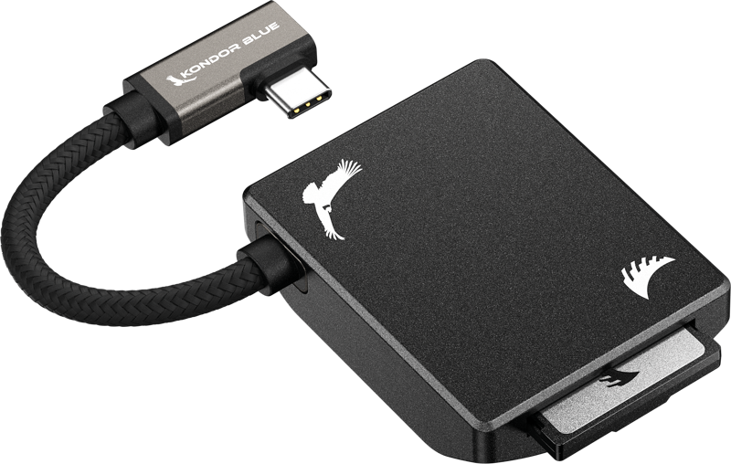 800q-05_127421 ANGELBIRD Kondor Blue CFexpress B Recording Module - Musta -muistikortinlukija sisältää mustan muotoilun valkoisilla lintulogoilla, joustavan USB-C-kaapelin ja SD-kortin, joka on osittain asetettu laitteeseen.