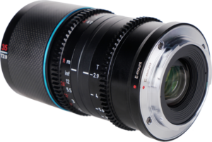 800q-06_122449 Sirui Anamorphic Lens Saturn 35mm 1.6x T2.9 Carbon Fiber FF - E-mount (Blue Flare) -objektiivin lähikuvassa näkyy tarkennus- ja aukkomerkinnät, sininen korostusrengas ja E-mount-metallijalusta valkoista taustaa vasten.
