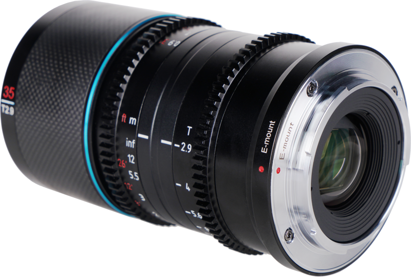 800q-06_122449 Sirui Anamorphic Lens Saturn 35mm 1.6x T2.9 Carbon Fiber FF - E-mount (Blue Flare) -objektiivin lähikuvassa näkyy tarkennus- ja aukkomerkinnät, sininen korostusrengas ja E-mount-metallijalusta valkoista taustaa vasten.