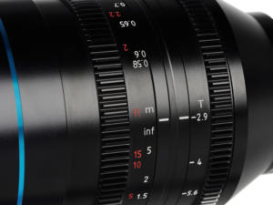 800q-06_125043 Lähikuva Sirui Anamorphic Lens Venus 1.6x FF 150mm T2.9 E-Mount -objektiivista, jossa on musta viimeistely, valkoiset ja punaiset tarkennus-/aukkomerkinnät, kuvioidut säätörenkaat ja rungossa näkyvät mittanumerot.