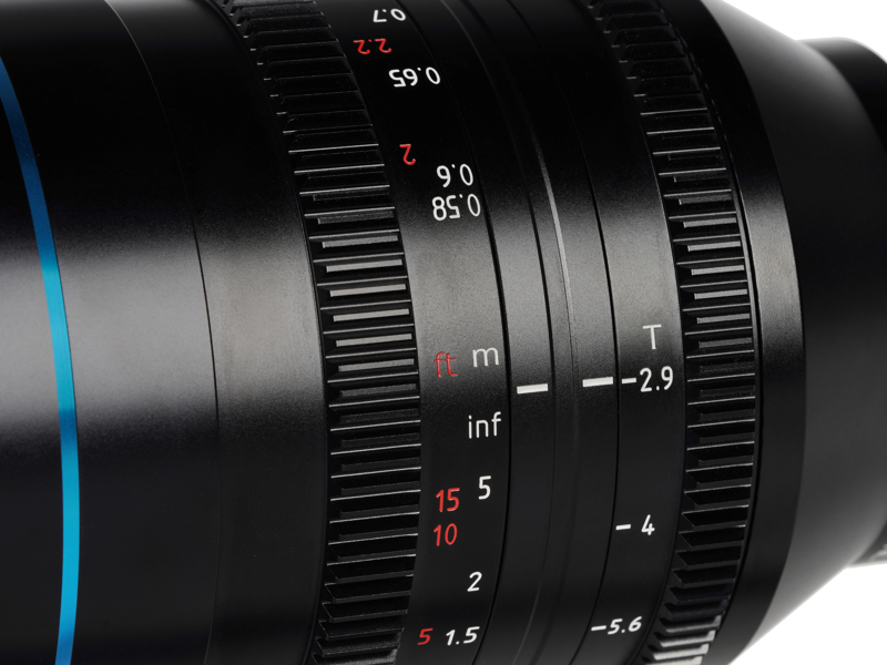 800q-06_125043 Lähikuva Sirui Anamorphic Lens Venus 1.6x FF 150mm T2.9 E-Mount -objektiivista, jossa on musta viimeistely, valkoiset ja punaiset tarkennus-/aukkomerkinnät, kuvioidut säätörenkaat ja rungossa näkyvät mittanumerot.