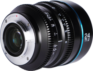 800q-06_125064 Lähikuva Sirui Cine Lens Nightwalker S35 24mm T1.2 E-Mount -objektiivista mustana, jossa on sininen aksenttirengas ja yksityiskohtaiset tarkennus- ja aukkomerkinnät, objektiivissa on merkintä "24 T1.2" ja E-Mount on näkyvissä.