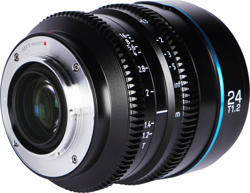 800q-06_125064 Lähikuva Sirui Cine Lens Nightwalker S35 24mm T1.2 E-Mount -objektiivista mustana, jossa on sininen aksenttirengas ja yksityiskohtaiset tarkennus- ja aukkomerkinnät, objektiivissa on merkintä "24 T1.2" ja E-Mount on näkyvissä.