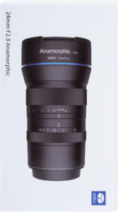 800q-08_115675 Sirui Anamorphic Lens 1.33x 24mm F/2.8 Canon EF-M -objektiivin laatikko, jossa on kuva objektiivista, jossa on merkityt säätimet, tuotenimi ja tuotemerkki puhtaalla valkoisella pohjalla.