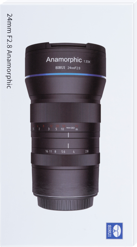 800q-08_115675 Sirui Anamorphic Lens 1.33x 24mm F/2.8 Canon EF-M -objektiivin laatikko, jossa on kuva objektiivista, jossa on merkityt säätimet, tuotenimi ja tuotemerkki puhtaalla valkoisella pohjalla.