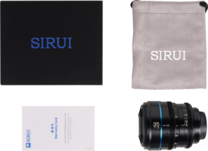 800q-09_125072 Sirui Cine Lens Nightwalker S35 35mm T1.2 E-Mount (Metal Grey) -objektiivin mukana toimitetaan harmaa Sirui-pussukka, musta Sirui-laatikko ja takuukortti, jotka kaikki on järjestetty valkoiselle taustalle.