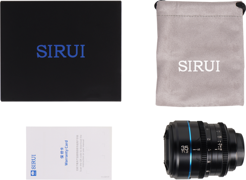 800q-09_125072 Sirui Cine Lens Nightwalker S35 35mm T1.2 E-Mount (Metal Grey) -objektiivin mukana toimitetaan harmaa Sirui-pussukka, musta Sirui-laatikko ja takuukortti, jotka kaikki on järjestetty valkoiselle taustalle.
