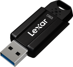800q-11_115294 Mustaa Lexar JumpDrive S80 -muistitikkua (USB 3.1) 128 Gt näytetään vinossa, jolloin sen liitin ja Lexarin tuotemerkki rungossa tulevat esiin.