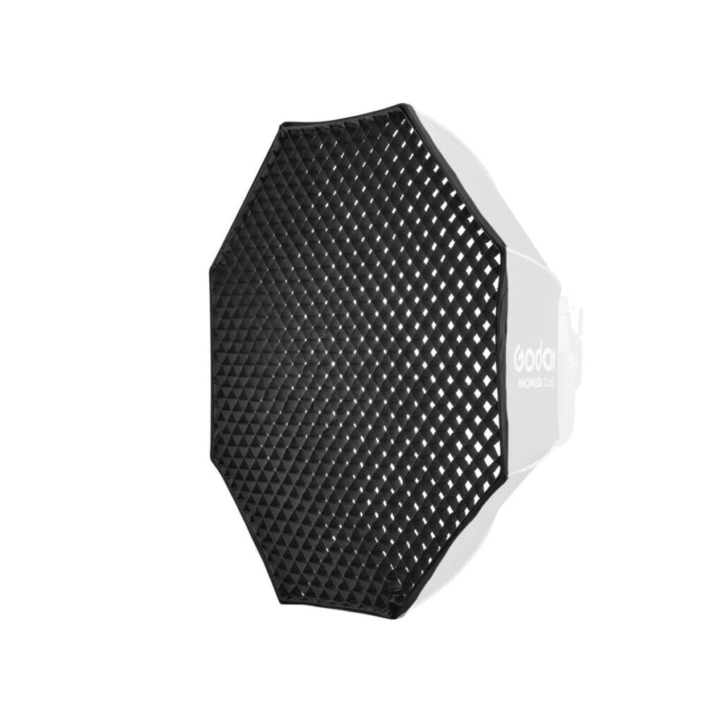 Godox-Grid-voor-P600R-octa-softbox-150cm_1 Godox Grid for P300R Octa Softbox 120cm, musta kahdeksankulmainen studiovalotustarvike, on esillä valkoista taustaa vasten, ja sen sivussa näkyy Godoxin osittainen logo.