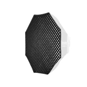 Godox-Grid-voor-P600R-octa-softbox-150cm_1 Godox Grid for P300R Octa Softbox 120cm, musta kahdeksankulmainen studiovalotustarvike, on esillä valkoista taustaa vasten, ja sen sivussa näkyy Godoxin osittainen logo.