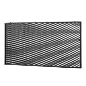 Godox-Honingraatgrid-30-graden-voor-P600R_1 Godox Honey Comb Grid 30 Degree P600R on suorakulmainen musta metallipaneeli, jossa on tasaisin välein pyöreitä reikiä, jotka on asetettu vinoon valkoista taustaa vasten.