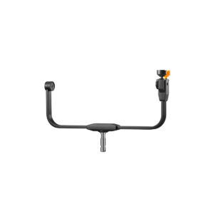 Godox-Pole-controlled-U-Type-Bracket-P600R_1 Godox Pole Controlled U Type Bracket P300R on musta metallinen kameran lisävaruste, jossa on kaksi ylöspäin suuntautuvaa vartta ja keskimmäinen kiinnityspiste valkoista taustaa vasten.