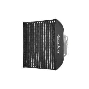 Godox-Rechthoekige-softbox-90x90-voor-P300R_1 Godox Rectangular Softbox 90x90 For P300R -valaisimelle, jossa on ristikko, on kuvassa eteenpäin suunnattuna, ja sen suorakulmainen muoto ja valkoinen Godox-logo näkyy sivulla. Sen takana näkyy osittain studiovalo.