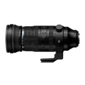 OM_150-600mm_001 OM System M.Zuiko Digital ED 150-600mm f/5.0-6.3 IS -objektiivi on musta telezoom-objektiivi, jossa on jalustakiinnitys, kuvioidut tarkennus- ja zoomausrenkaat sekä useita toimintokytkimiä.