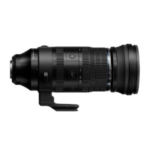 OM_150-600mm_003 OM System M.Zuiko Digital ED 150-600mm f/5.0-6.3 IS -objektiivissa on zoomaus- ja tarkennusrenkaat, jalustakiinnityskaulus ja valkoiset polttovälin merkinnät valkoista taustaa vasten. Nyt saatavilla 600€ käteispalautuksella.