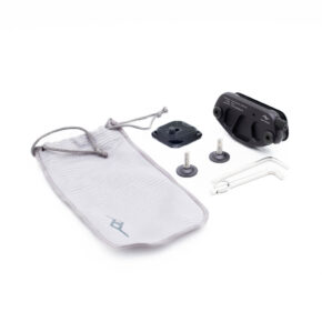 Peak Design Capture Clip Peak Design Capture -kamerakiinnike (sis.ALV24%) - Käytetty sisältää mustan kiinnikkeen, kaksi hopeanväristä pulttia aluslevyineen, neliönmuotoisen kiinnityslevyn, kaksi metalliavainta ja vaaleanharmaan kiristysnauhapussin valkoisella pohjalla.