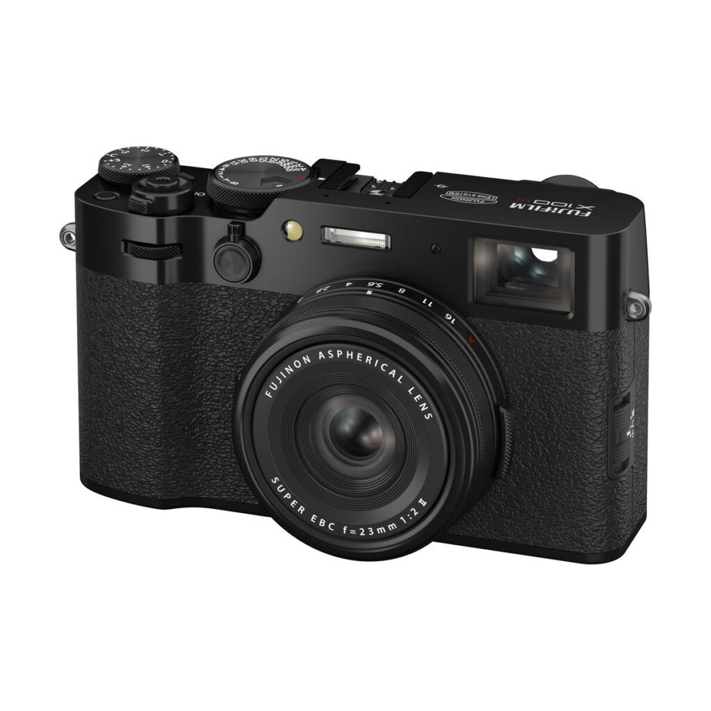 fuji_x100v_musta_01 Fujifilm X100VI -kompaktikamera, musta, jossa on kuvioitu kahva, manuaaliset valintakiekot ja Fujinon asfäärinen linssi, näytetään edestä vasemmalta kulmasta.