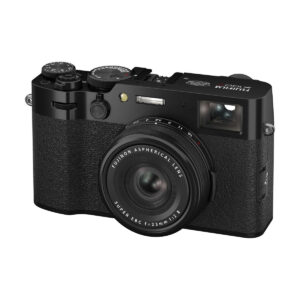 fuji_x100v_musta_01 Fujifilm X100VI -kompaktikamera, musta, jossa on kuvioitu kahva, manuaaliset valintakiekot ja Fujinon asfäärinen linssi, näytetään edestä vasemmalta kulmasta.