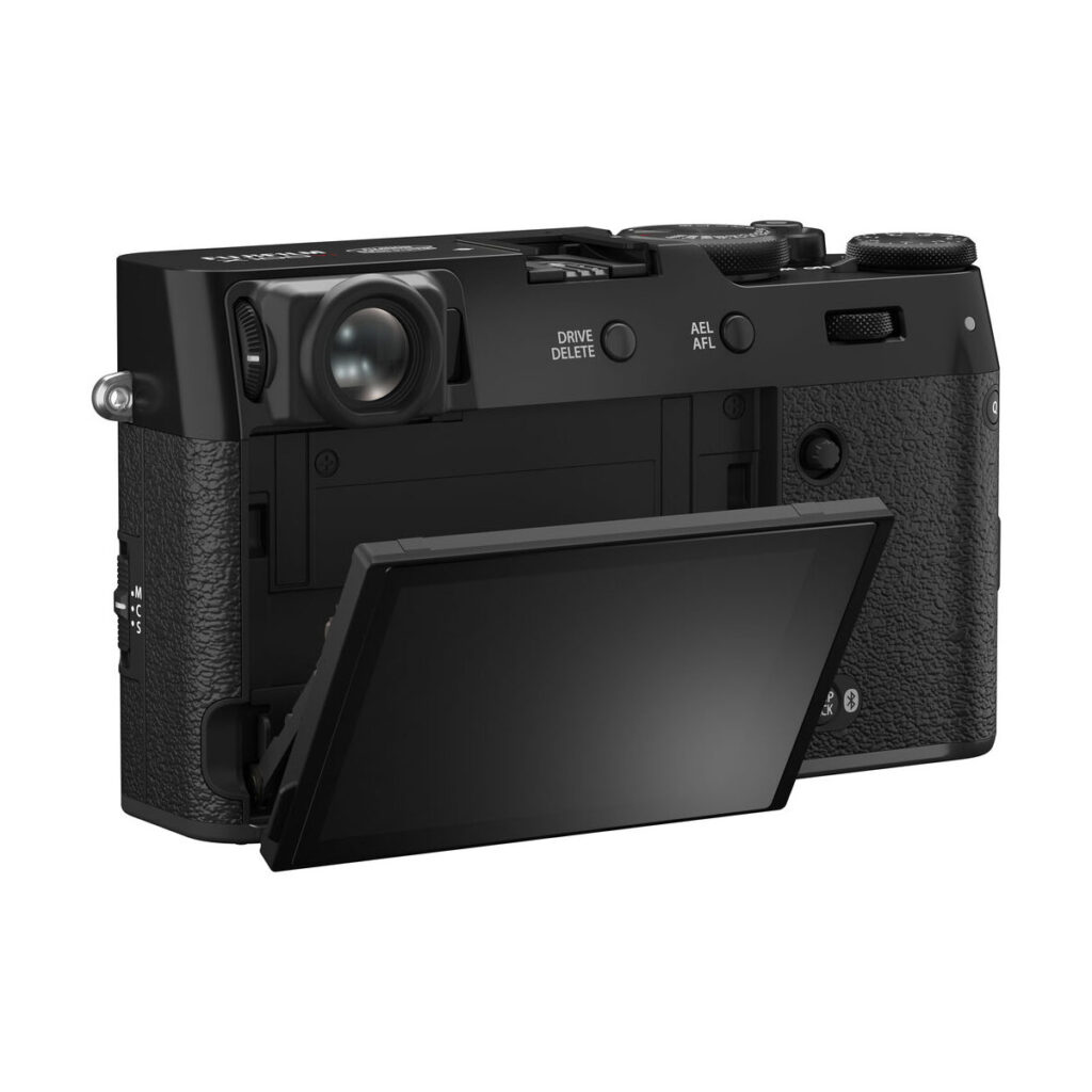fuji_x100v_musta_02 Fujifilm X100VI -kompaktikamera, musta näytetään takaa kallistettu LCD-näyttö ja eri painikkeet ja valitsimet sen musta kuvioitu runko.