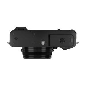 fuji_x100v_musta_05 Ylhäältä katsottuna Fujifilm X100VI -kompaktikamera, musta, korostaen sen objektiivia, säätöpyörää ja painikkeita minimalistisessa ja modernissa muotoilussa valkoista taustaa vasten.