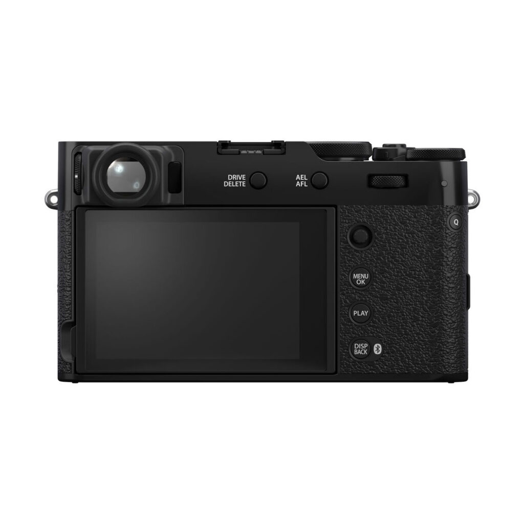 fuji_x100v_musta_07 Fujifilm X100VI -kompaktikamera, musta, takanäkymä, jossa näkyy LCD-näyttö, oikealla olevat ohjauspainikkeet, kuvioitu kahva ja vasemmalla ylhäällä sijaitseva etsin.