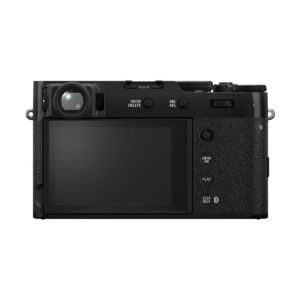 fuji_x100v_musta_07 Fujifilm X100VI -kompaktikamera, musta, takanäkymä, jossa näkyy LCD-näyttö, oikealla olevat ohjauspainikkeet, kuvioitu kahva ja vasemmalla ylhäällä sijaitseva etsin.