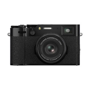 fuji_x100v_musta_08 Etunäkymä Fujifilm X100VI -kompaktikamera, musta, jossa on kuvioitu kahva, näkyvästi valitsimet ja painikkeet, ja Fujinon asfäärinen objektiivi Super EBC 23mm 1:2.