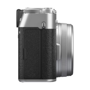 fuji_x100vi_hopea_03 Fujifilm X100VI -kompaktikamera, hopea näkyy sivulta, ja siinä on hopean ja mustan värinen viimeistely, kuvioitu kahva, näkyvä objektiivi ja etsin sekä erilaisia painikkeita ja portteja sivulla.