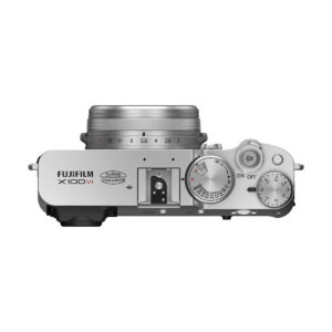 fuji_x100vi_hopea_05 Fujifilm X100VI -kompaktikamera, hopea, ylhäältä katsottuna näyttää objektiivin, suljinnopeuden ja valotuksen valitsimet, päälle/pois-kytkimen, kuumakenkäkiinnityksen ja toimintopainikkeet valkoista taustaa vasten.