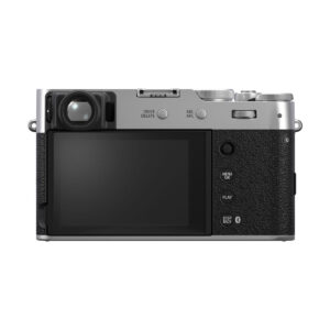 fuji_x100vi_hopea_06 Fujifilm X100VI -kompaktikameran takanäkymä, hopea, jossa näkyy suuri LCD-näyttö, erilaisia säätöpainikkeita ja -valitsimia sekä kuvioitu musta-hopea runko valkoista taustaa vasten kuvattuna.