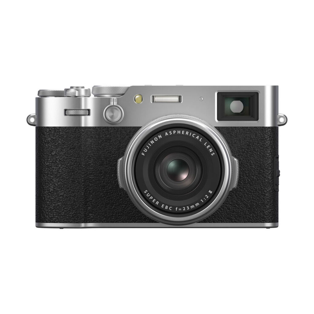 fuji_x100vi_hopea_07 Fujifilm X100VI -kompaktikamera, hopea, on kompakti digitaalikamera, jossa on retromuotoilu, jossa on musta kuvioitu kahva, hopeinen ylä- ja alaosa, näkyvä keskuslinssi ja etsin oikeassa yläkulmassa.